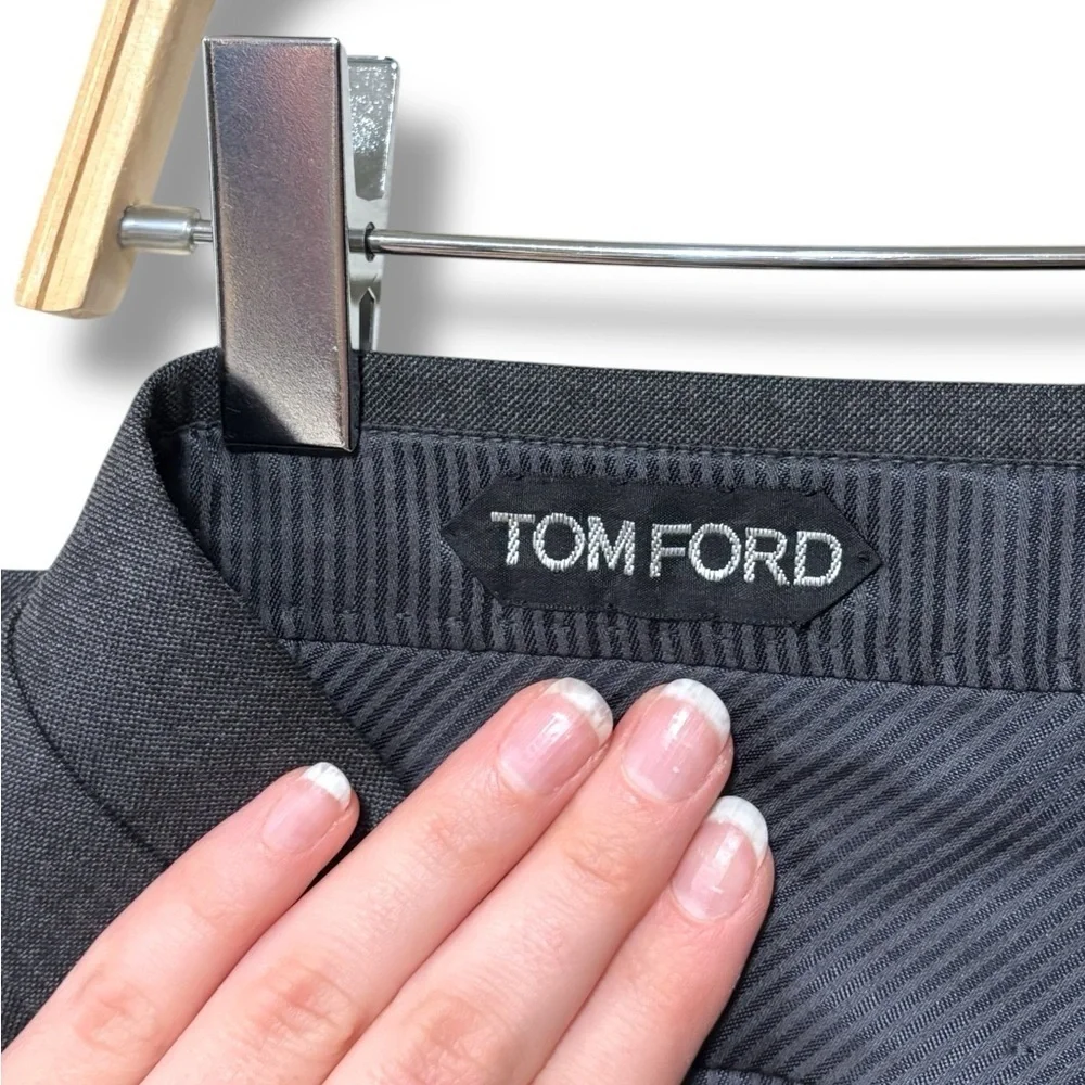Tom Ford Men's Charcoal Gray Fine Wool Silk Suit Jacket and Trousers Size 44L US